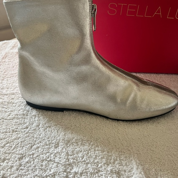 SILVER METALLIC LEATHER ANKLE BOOTIES BY STELLA LUNA… SIZE 40/9.5… - Picture 3 of 15